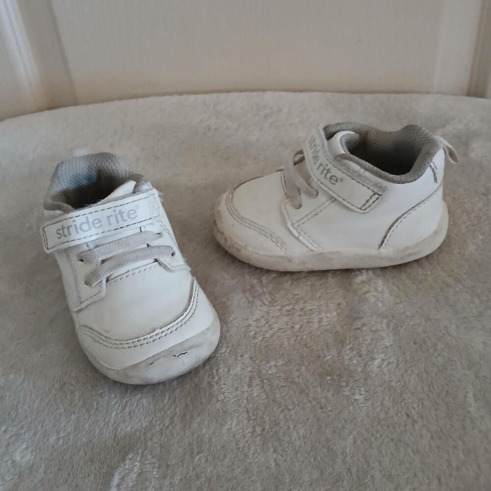 Munchkin Stride Rite White Baby Walking Sneakers 3 Classic Basic Walking Shoe